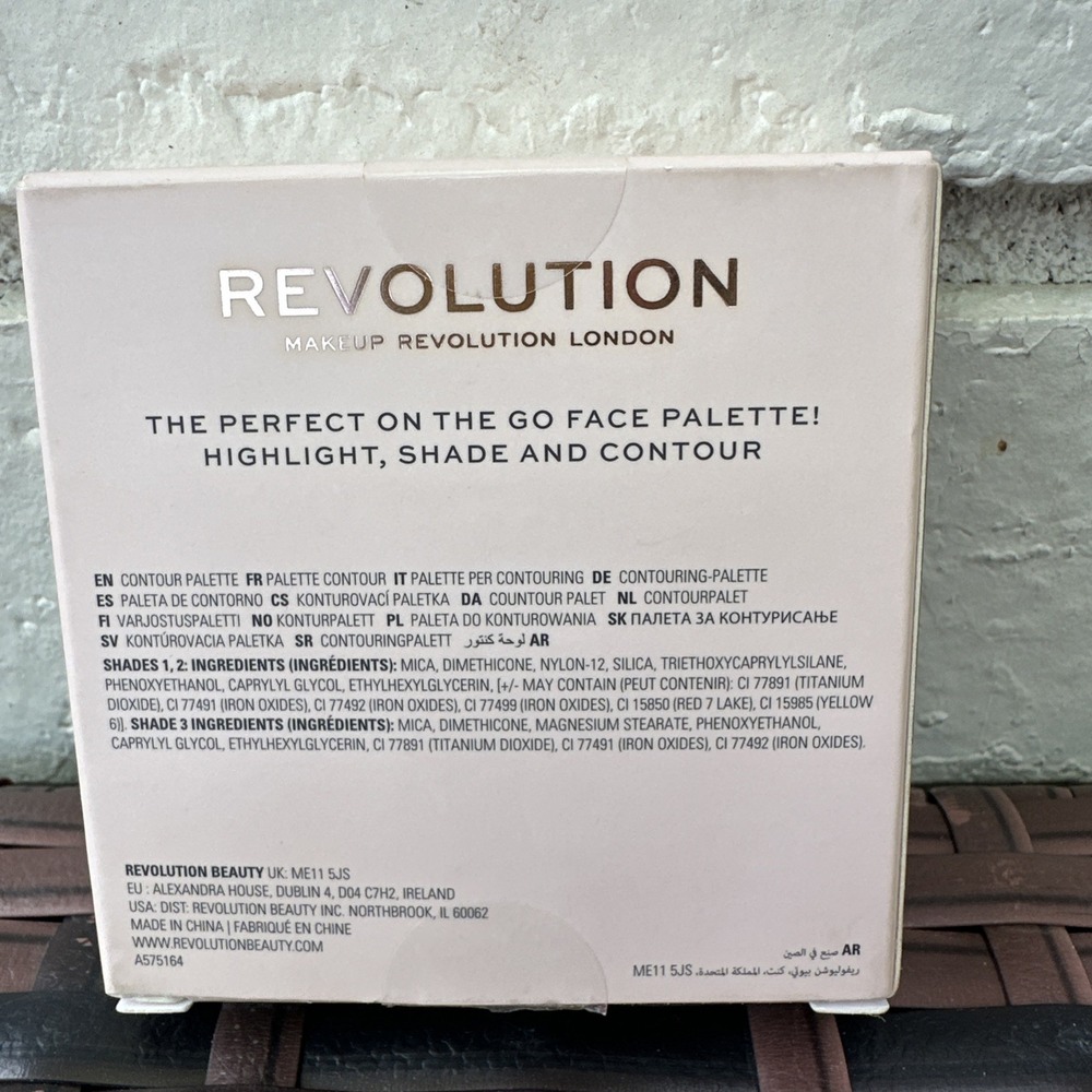 Revolution Contour Powder Compact LIGHT New In Box SEALED - Picture 2 of 2